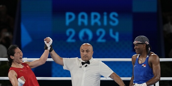 最后连失绝平三分！贺希宁19中9空砍21+8+8 三分6中0