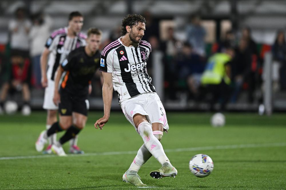 足球中超新外援亮相，身体对抗惊人